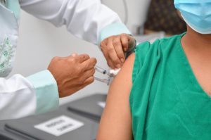 dose-de-reforco-para-adultos-e-4-dose-para-imunossuprimidos-comecam-a-ser-aplicadas-nesta-2-20-em-alagoas