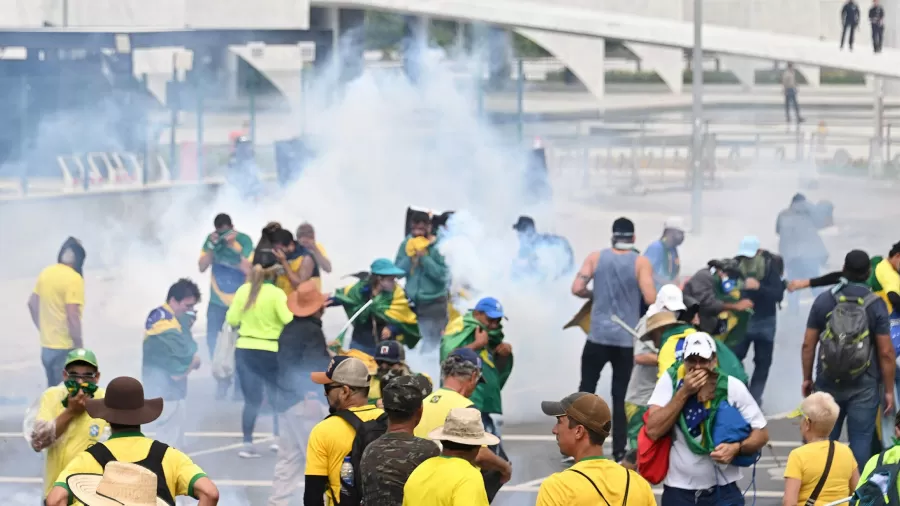 8jan2023---manifestantes-golpistas-invadem-o-congresso-em-brasilia-1673205168700_v2_900x506.jpg
