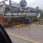 Caminhão tomba na PE-320 entre Afogados e Carnaíba