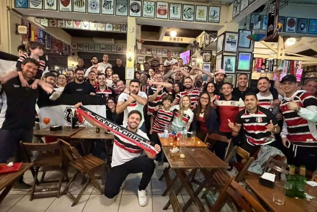 sao_paulo_membros_do__consulado_sampacruz__reunidos_para_acompanhar_o_tricolor_na_capital_paulista__grupo_transformou_a_distancia_em_rede_de_conexao_entre_pernambucanos_-962664